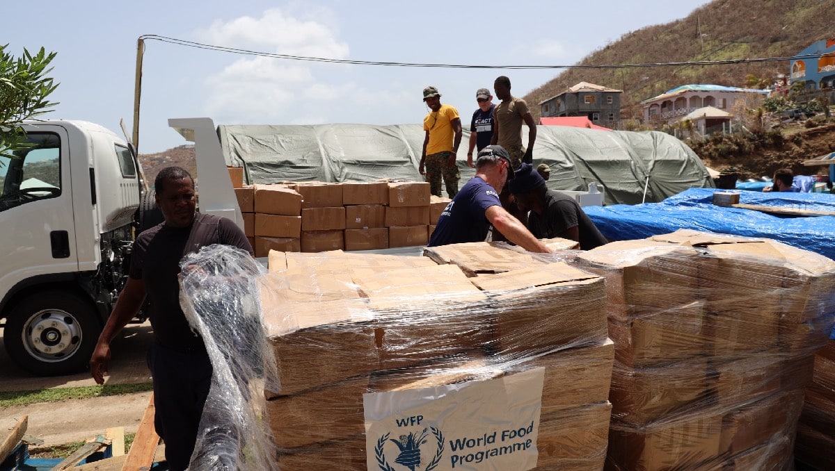 ONU entrega cajas de alimentos a damnificados por Beryl