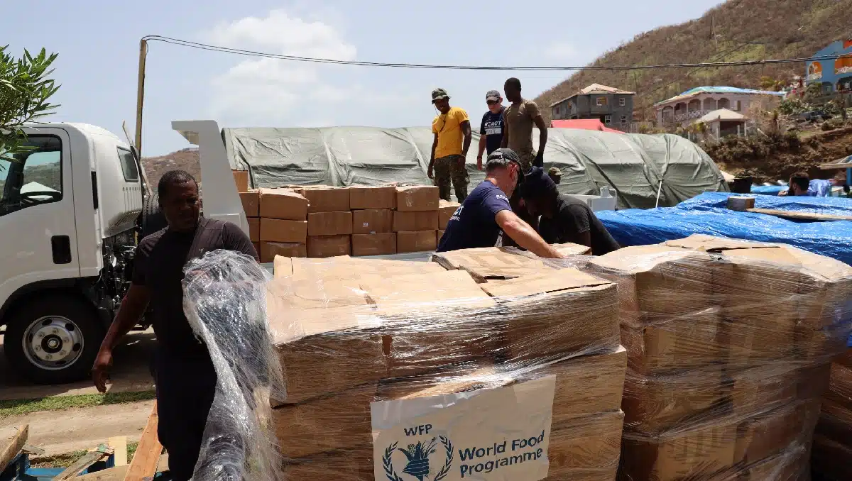 ONU entrega cajas de alimentos a damnificados por Beryl