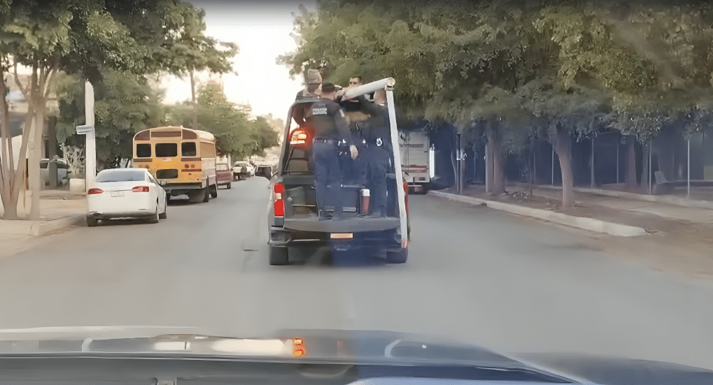 Policías municipales recuperan poste de metal