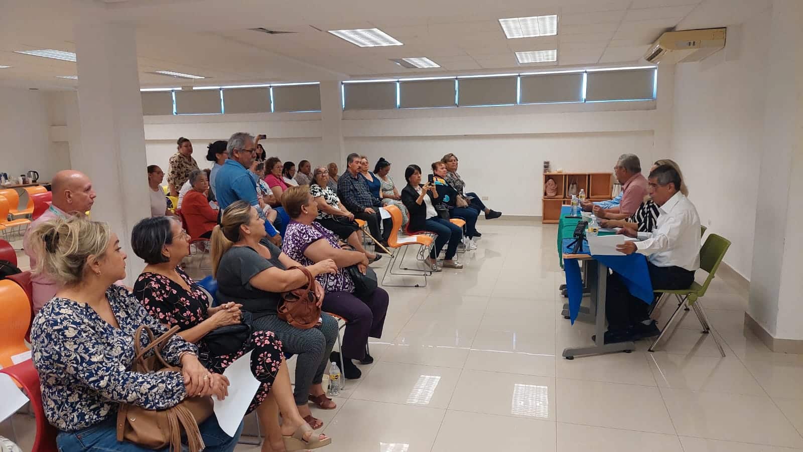reunión de Comisión de Defensa de los Derechos Humanos en Sinaloa A. Ccon colectivos de búsqueda