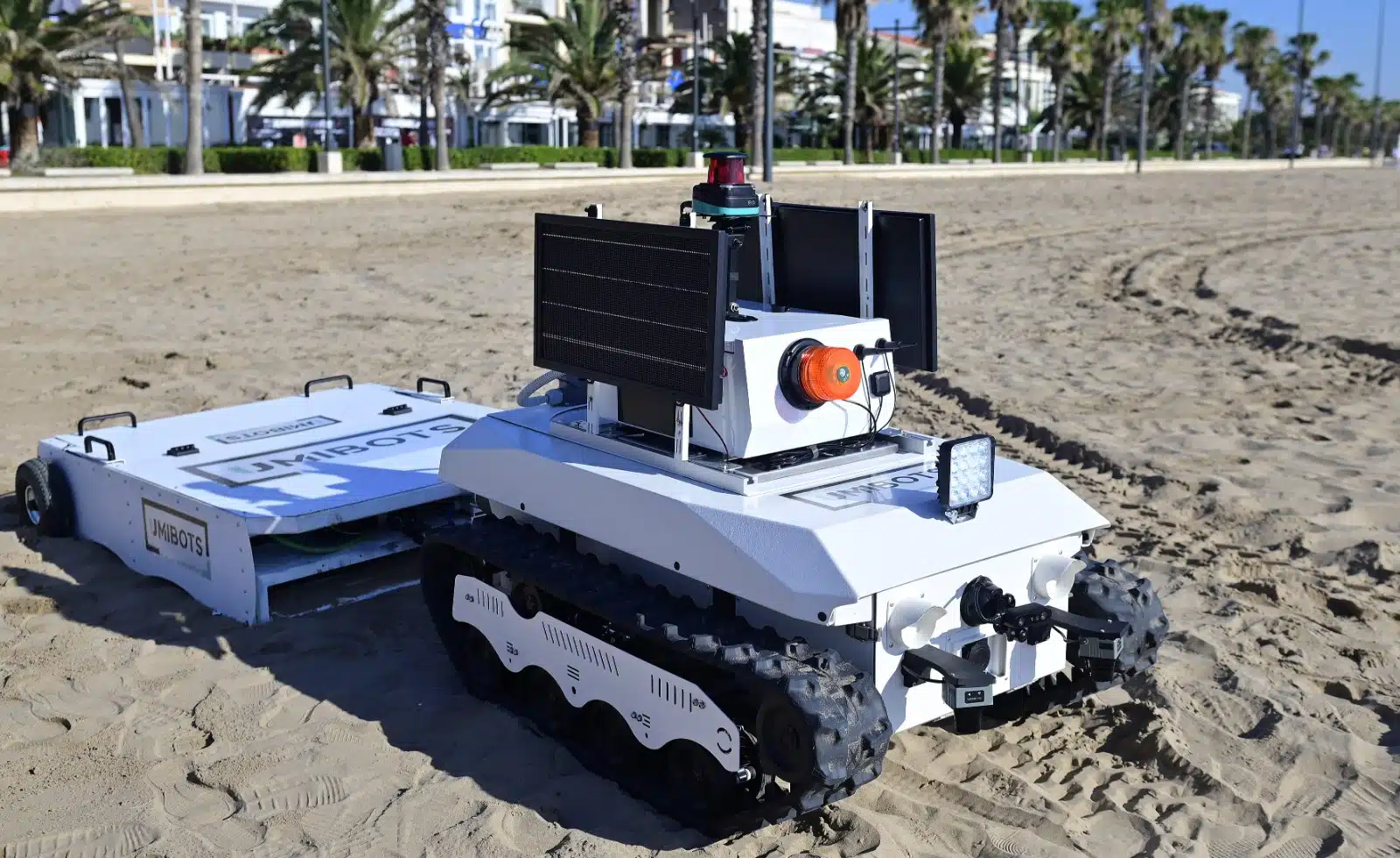 Robot inteligente en una playa de Valencia