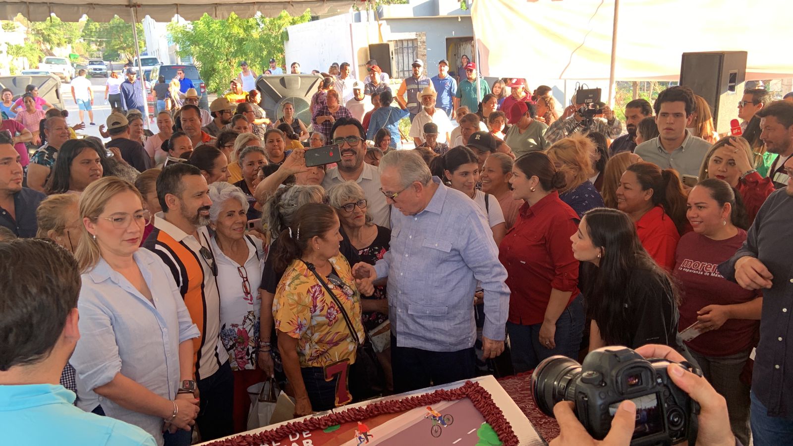 Gobernador de Sinaloa con grupo de vecinas de la colonia Las Coloradas