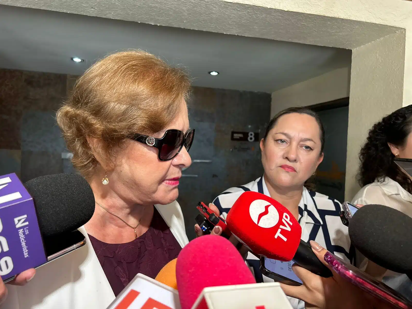 Sara Bruna Quiñónez Estrada con medios de prensa