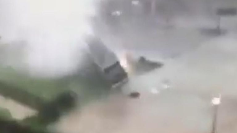 Tornado vuelca el remolque de un tráiler
