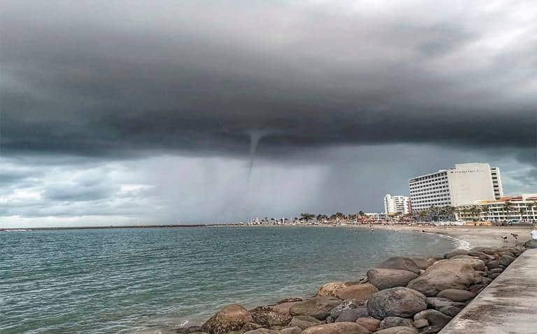 ¡Espectacular, pero también temida! Así captaron tromba marina en playas de Veracruz