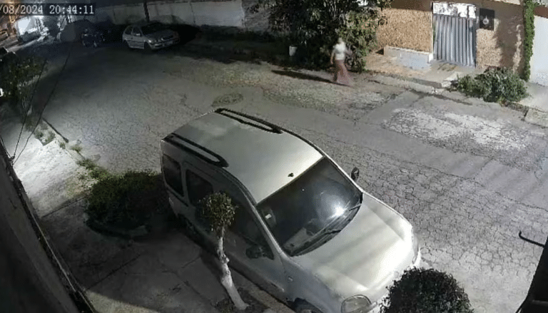 VIDEO: Mujer abandona a bebé dentro de una bolsa en calles de Ecatepec, Edomex