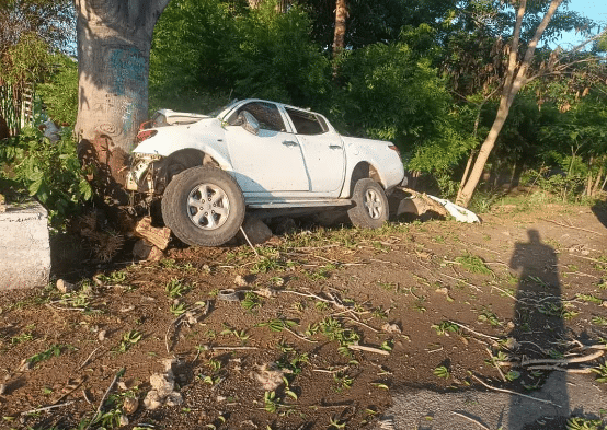 Conductor sufre choque contra un árbol en Mazatlán; falleció mientras recibía atención médica