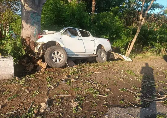 Conductor sufre choque contra un árbol en Mazatlán; falleció mientras recibía atención médica