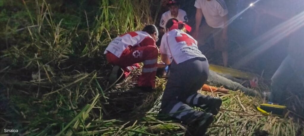 Paramédicos atendiendo a lesionado 