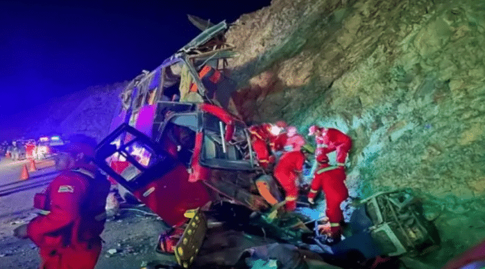Trágico accidente de autobús deja 14 personas sin vida y 18 heridos al sur de Bolivia