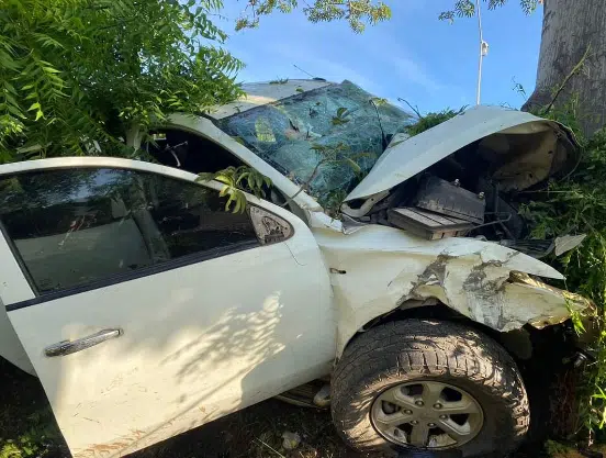 Conductor sufre choque contra un árbol en Mazatlán; falleció mientras recibía atención médica