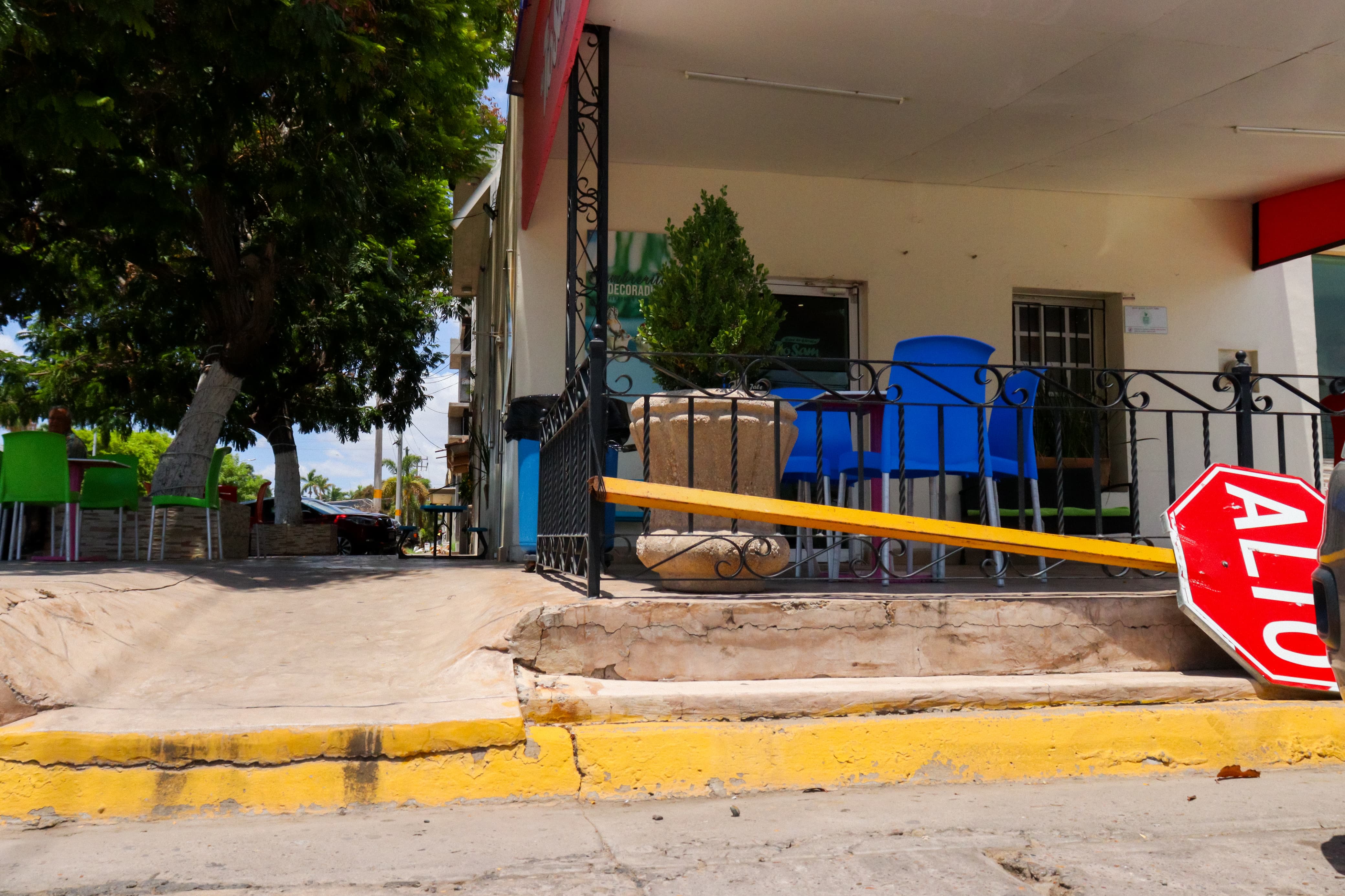 Aceras sin rampas, bloqueadas o en mal estado Los Mochis