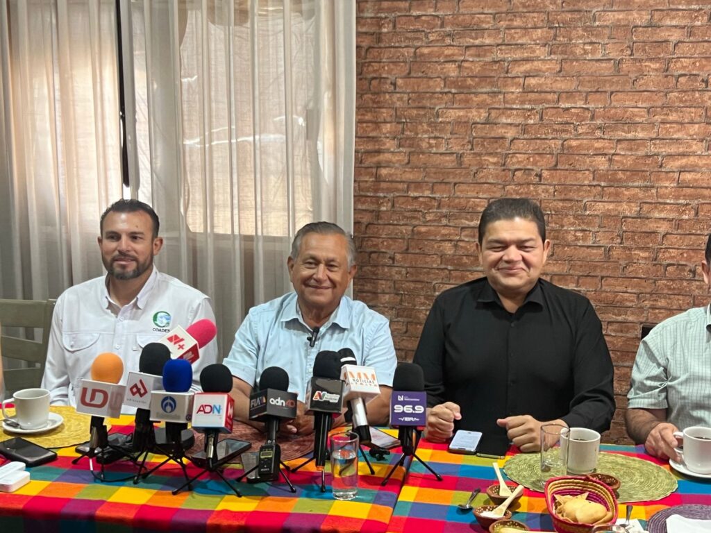 Julio César Silvas Inzunza en rueda de prensa