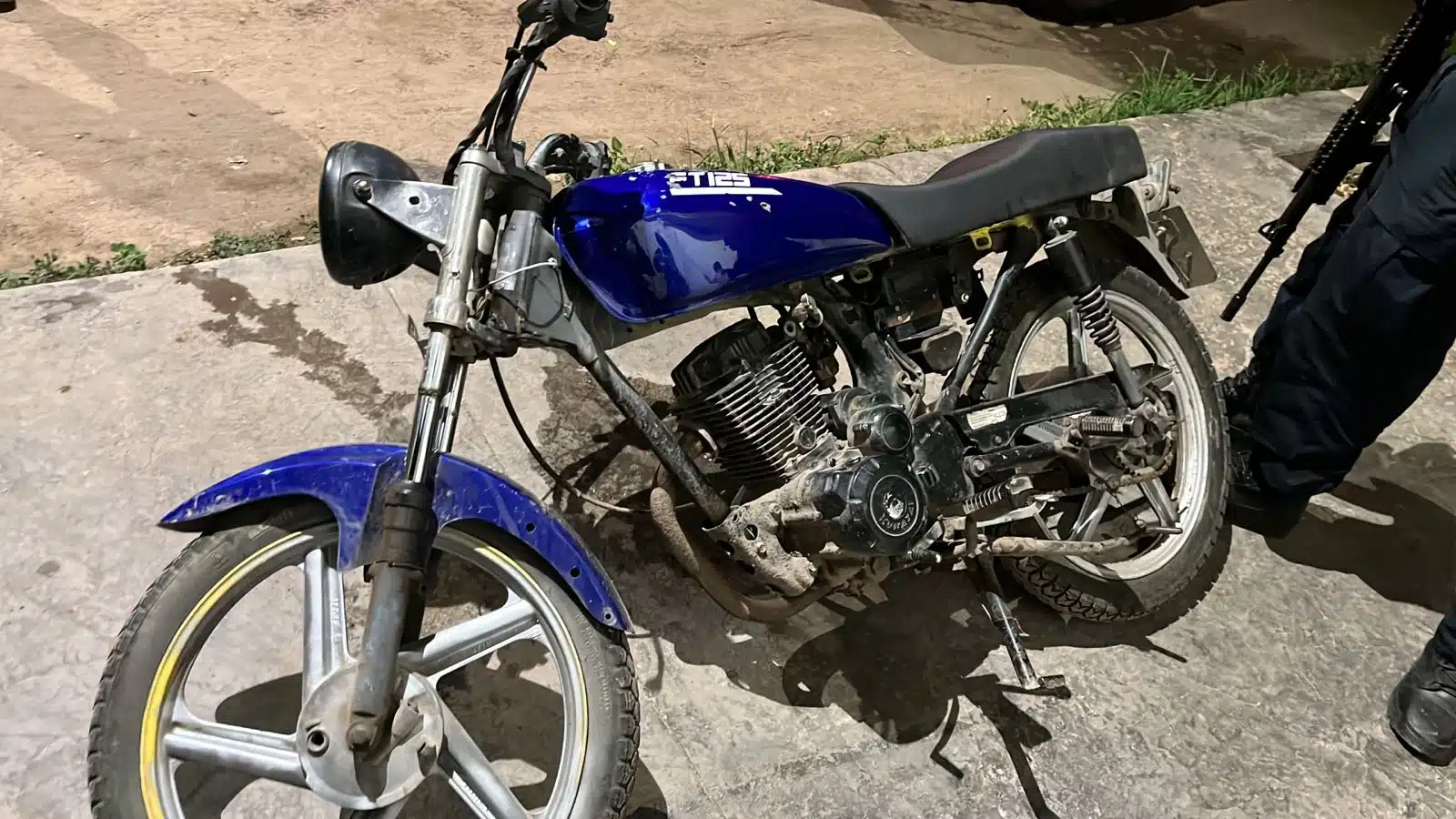 Agentes de seguridad aseguran a civil que conducía una motocicleta robada en Culiacán