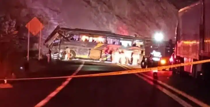Aparatosa volcadura de autobús en la Oaxaca - Cuacnopalan deja 4 muertos