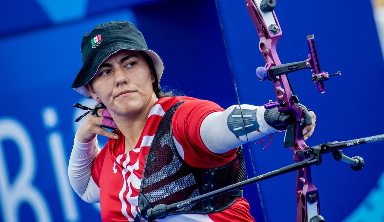 Alejandra Valencia en un torneo de arquería
