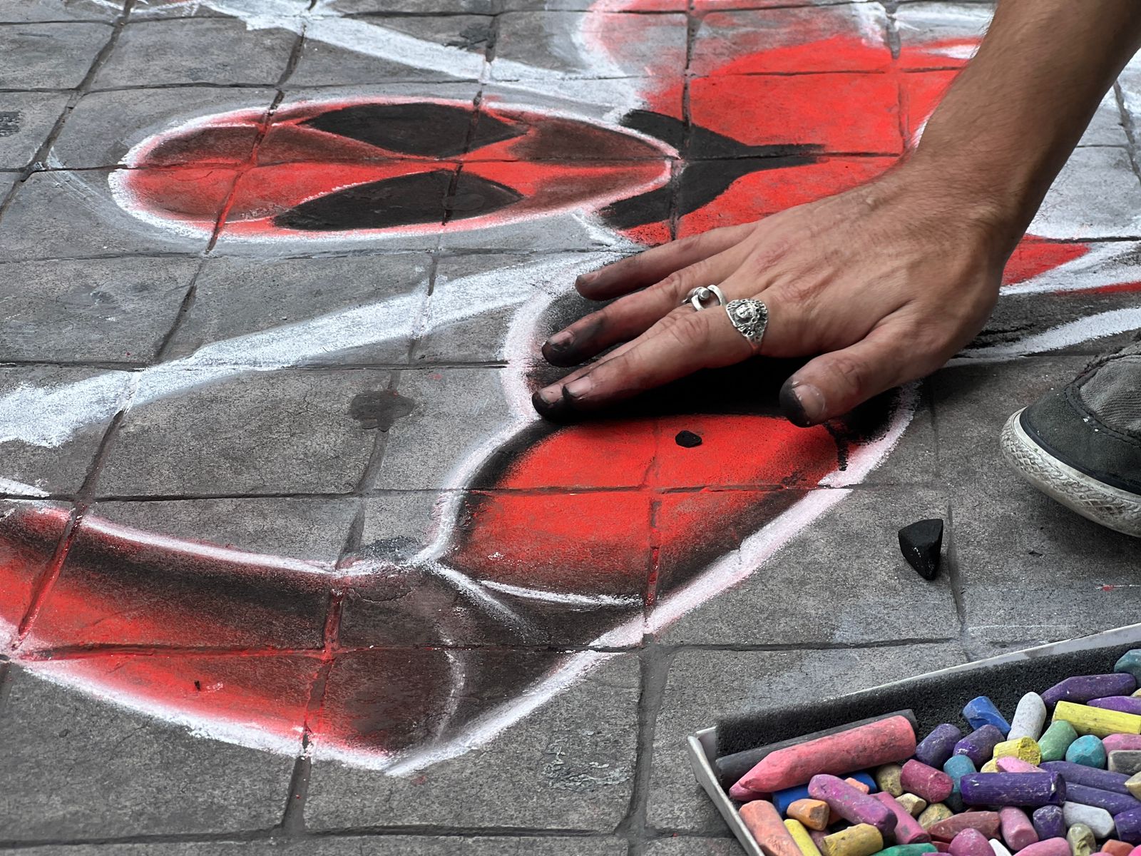 Juan Carlos Leyva dibujando a Deadpool en una acera de Culiacán