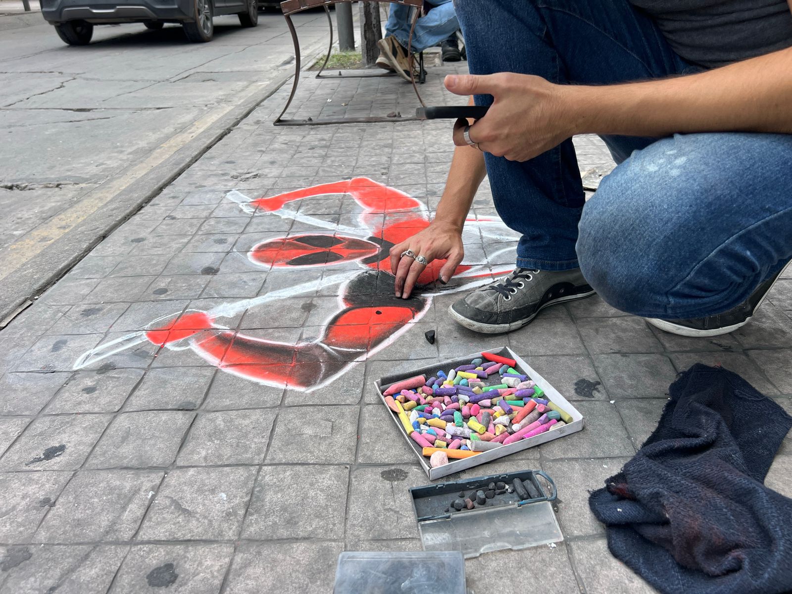 Juan Carlos Leyva dibujando a Deadpool en una acera de Culiacán