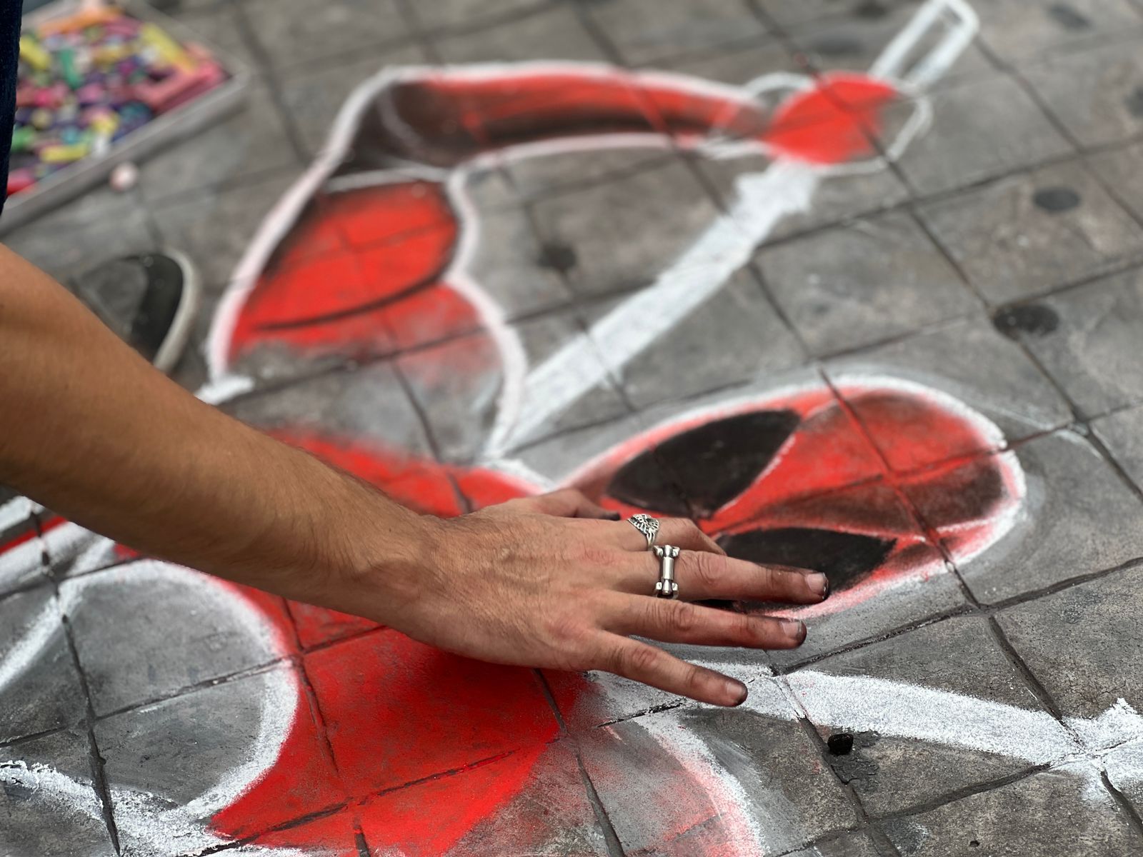 Juan Carlos Leyva dibujando a Deadpool en una acera de Culiacán