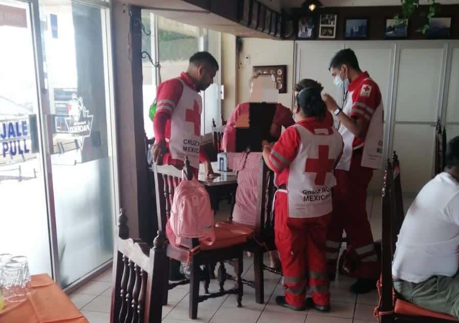 Paramédicos de Cruz Roja auxiliando a una mujer