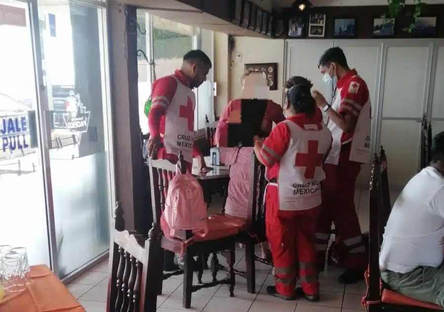 Paramédicos de Cruz Roja auxiliando a una mujer