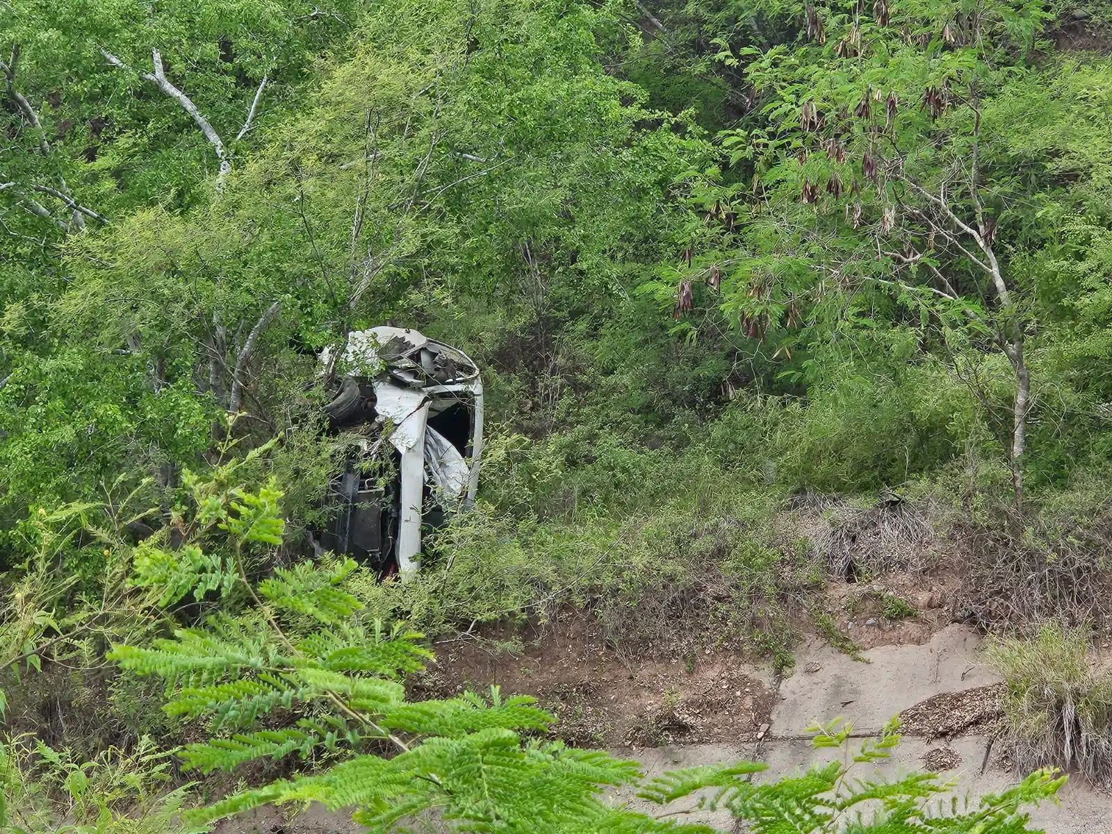 Auto accidentado en un barranco al sur de Culiacán
