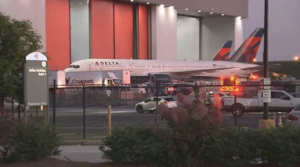 Explosión de neumático en un avión deja 2 muertos y un herido en aeropuerto de Atlanta, EU