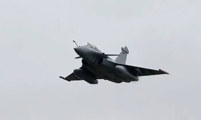 Colisión entre aviones de la Fuerza Aérea de Francia deja a 2 tripulantes desaparecidos