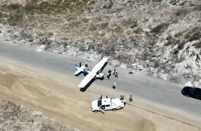 VIDEO: Avioneta aterriza de emergencia en zona residencial de Tijuana tras falla mecánica