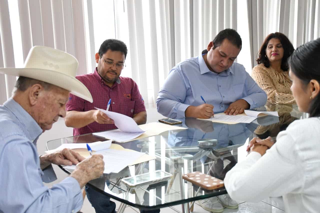 Alcalde de Angostura, funcionarios y miembros de Canaco durante la firma del convenio