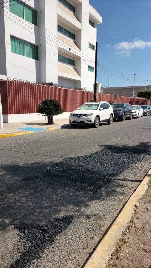 Calle bacheada en Los Mochis