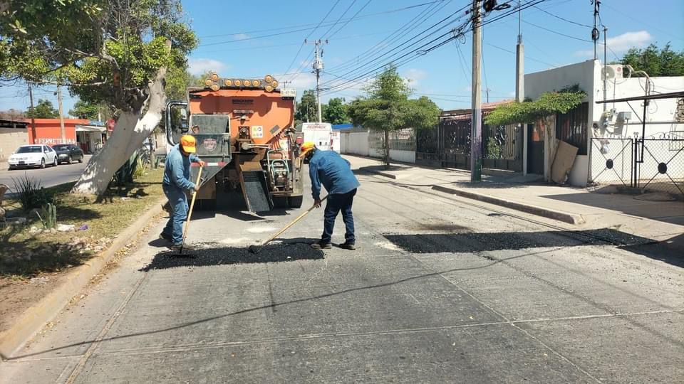 Trabajo de bacheo en Los Mochis