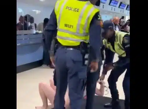 Bajo el influjo aparente de una droga, mujer se desnuda en aeropuerto de Jamaica