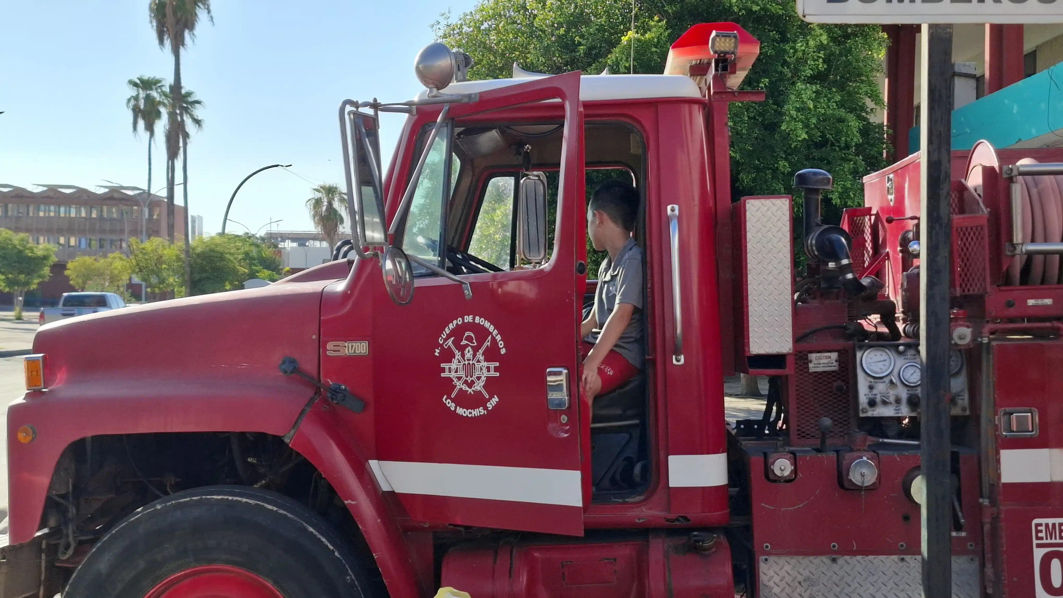 Bomberos de Los Mochis realizan desfile