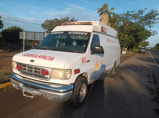 Conductor sufre choque contra un árbol en Mazatlán; falleció mientras recibía atención médica