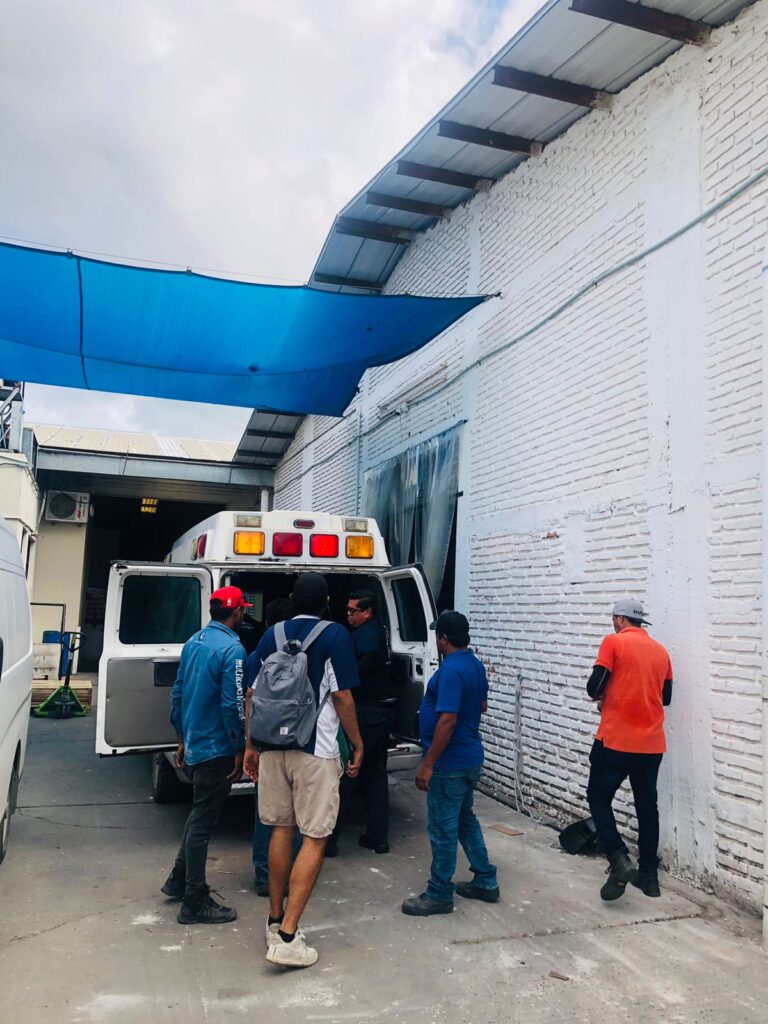 Cae joven desde 5 metros de alto de una bodega, en Mazatlán