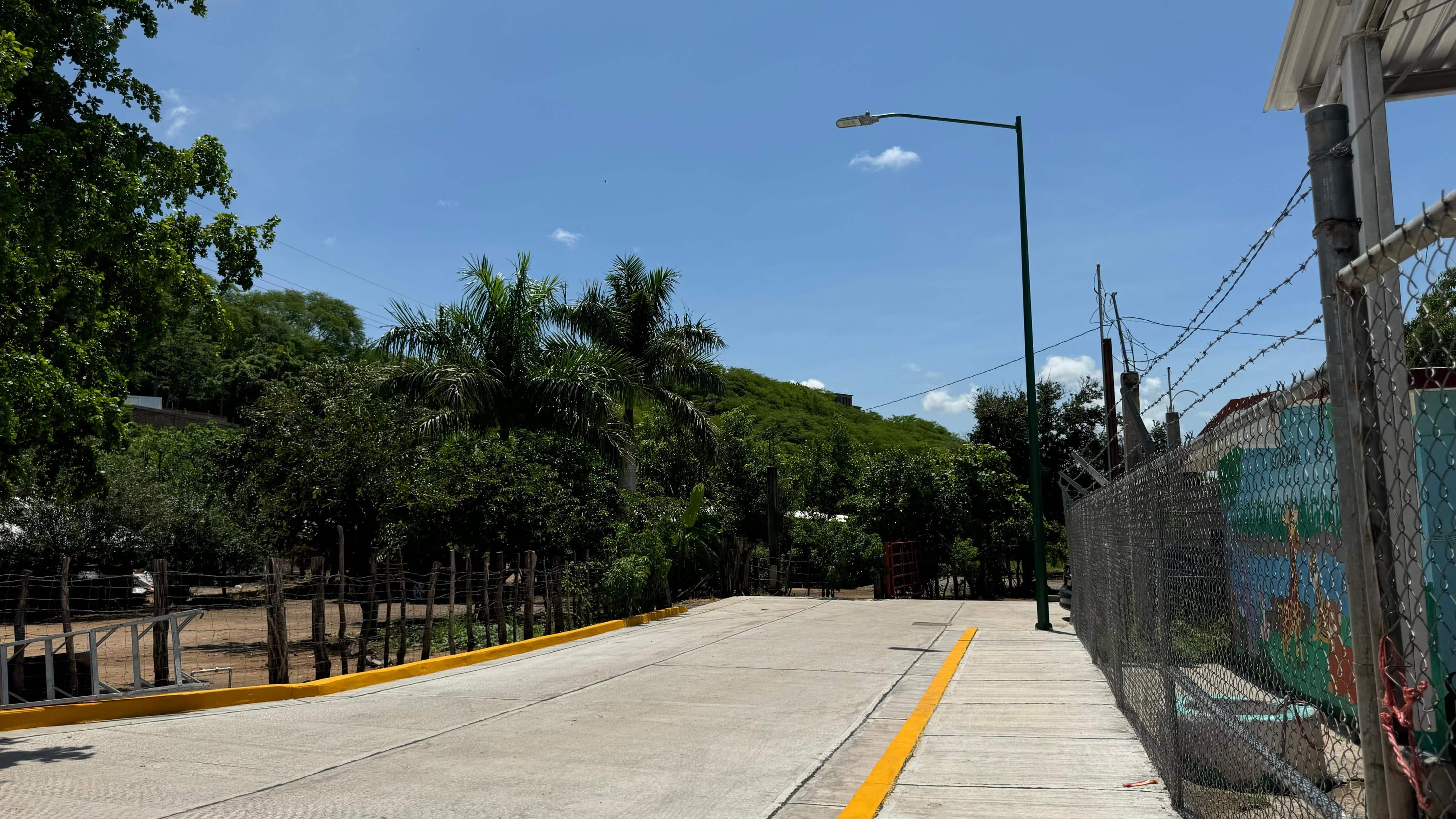 Calle con pavimento en Badiraguato