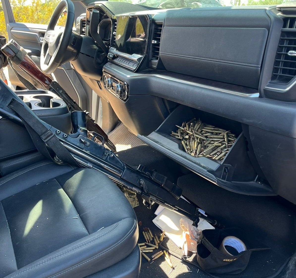 Camioneta con armas y cientos de cartuchos