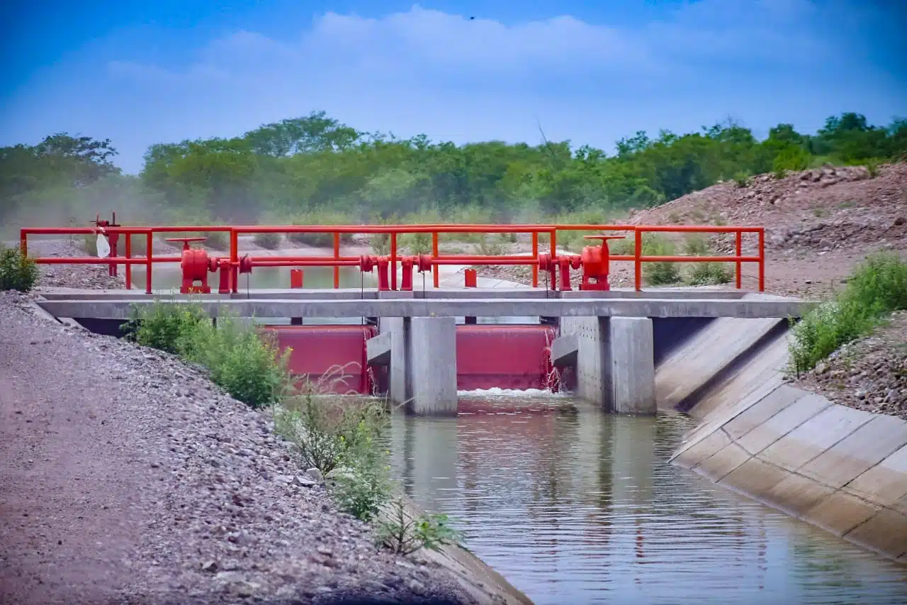 Canal de riego de la presa Picachos