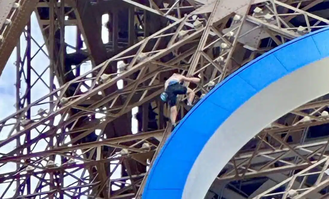 Caos en la Torre Eiffel; hombre escala la estructura y provoca desalojo