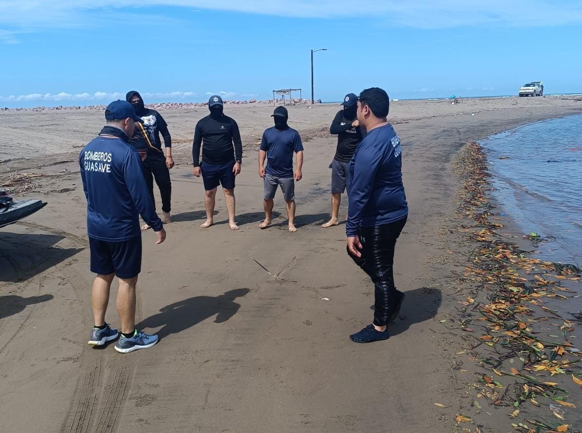 Bomberos capacitando a policías de Guasave en salvamento acuático