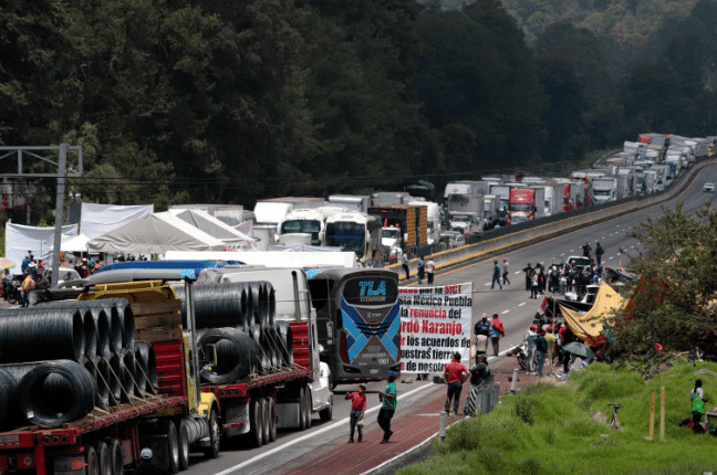 Bloqueo en autopista México-Puebla