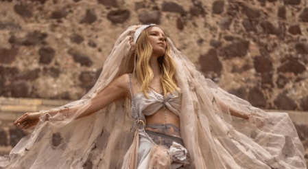 Belinda en su canción La Mala