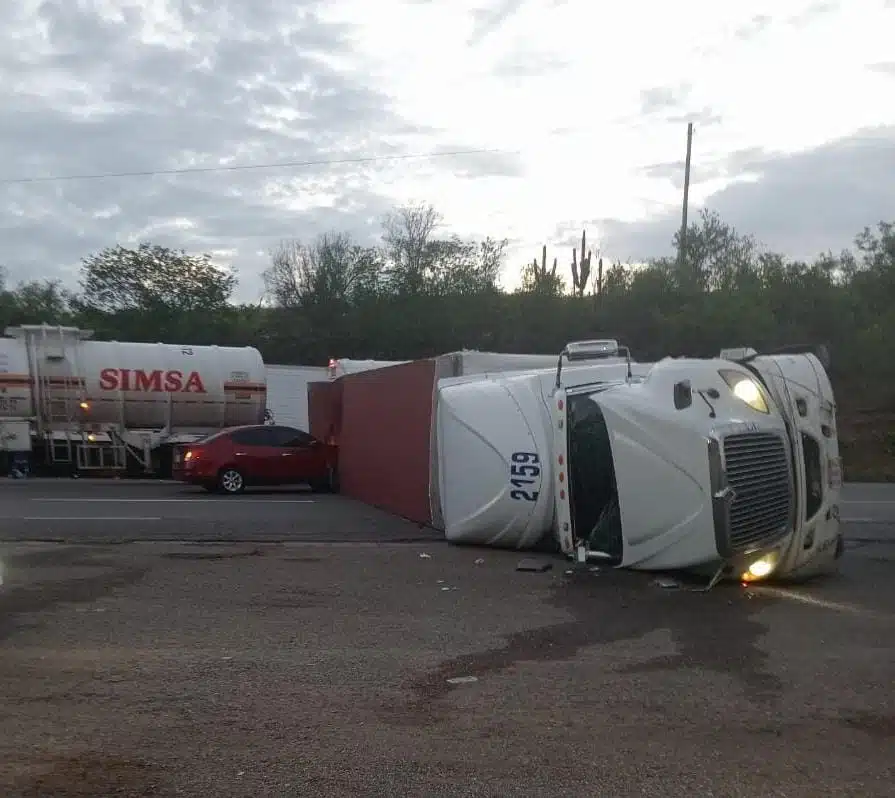 Chocan dos trailer y un vehículo por La Costera en Culiacán