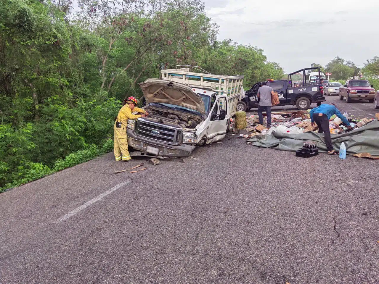 Choque entre un auto y una camioneta en Mocorito