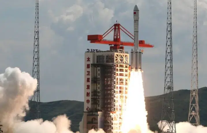 China lanza al espacio un nuevo cohete equipado con 18 satélites: VIDEO