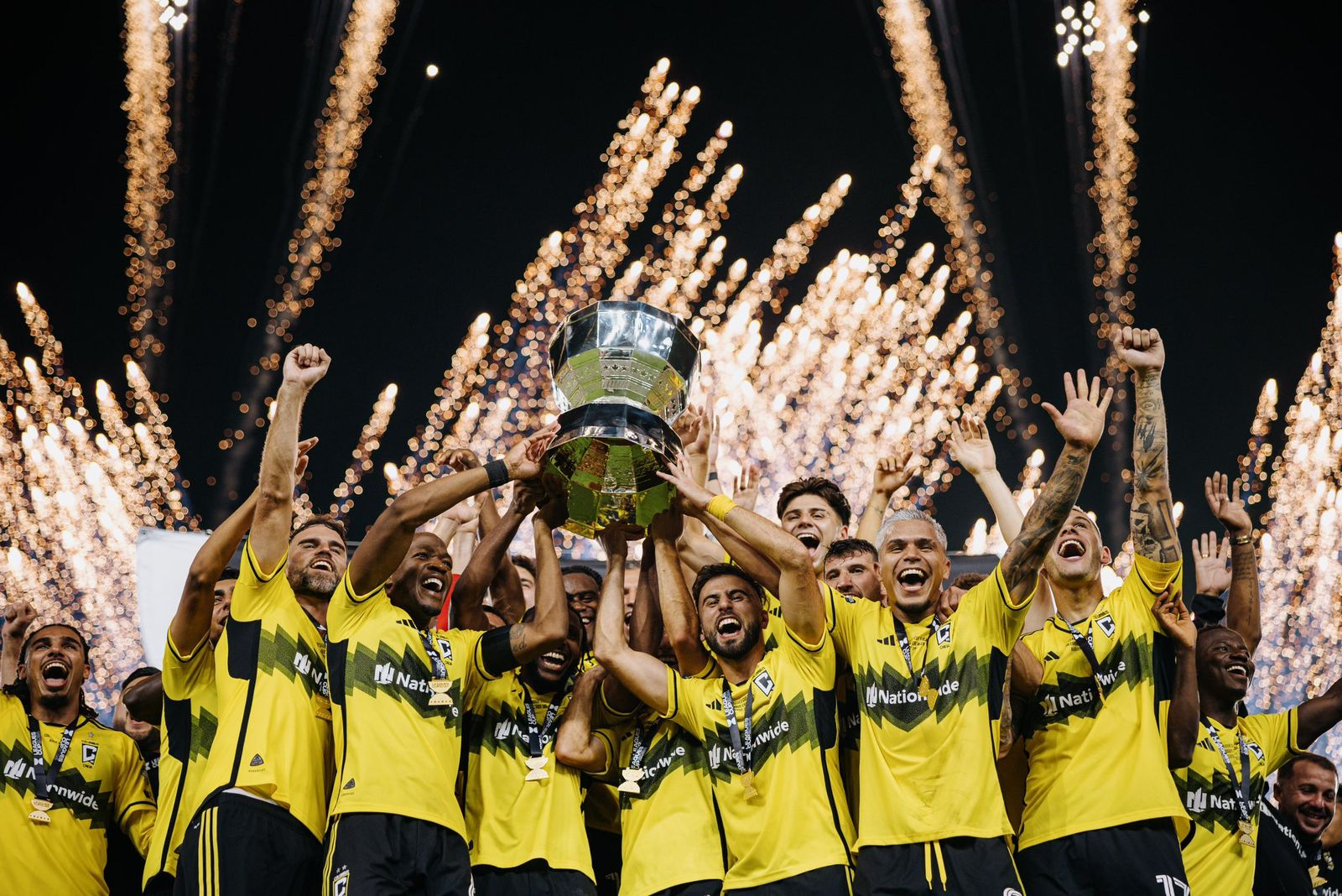 Columbus Crew levantando su trofeo tras ganar la Leagues Cup 2024