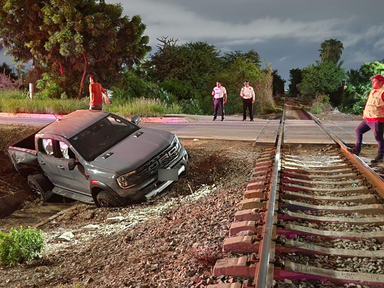 Conductor de camioneta terminó lesionado luego de sufrir impacto ante el tren