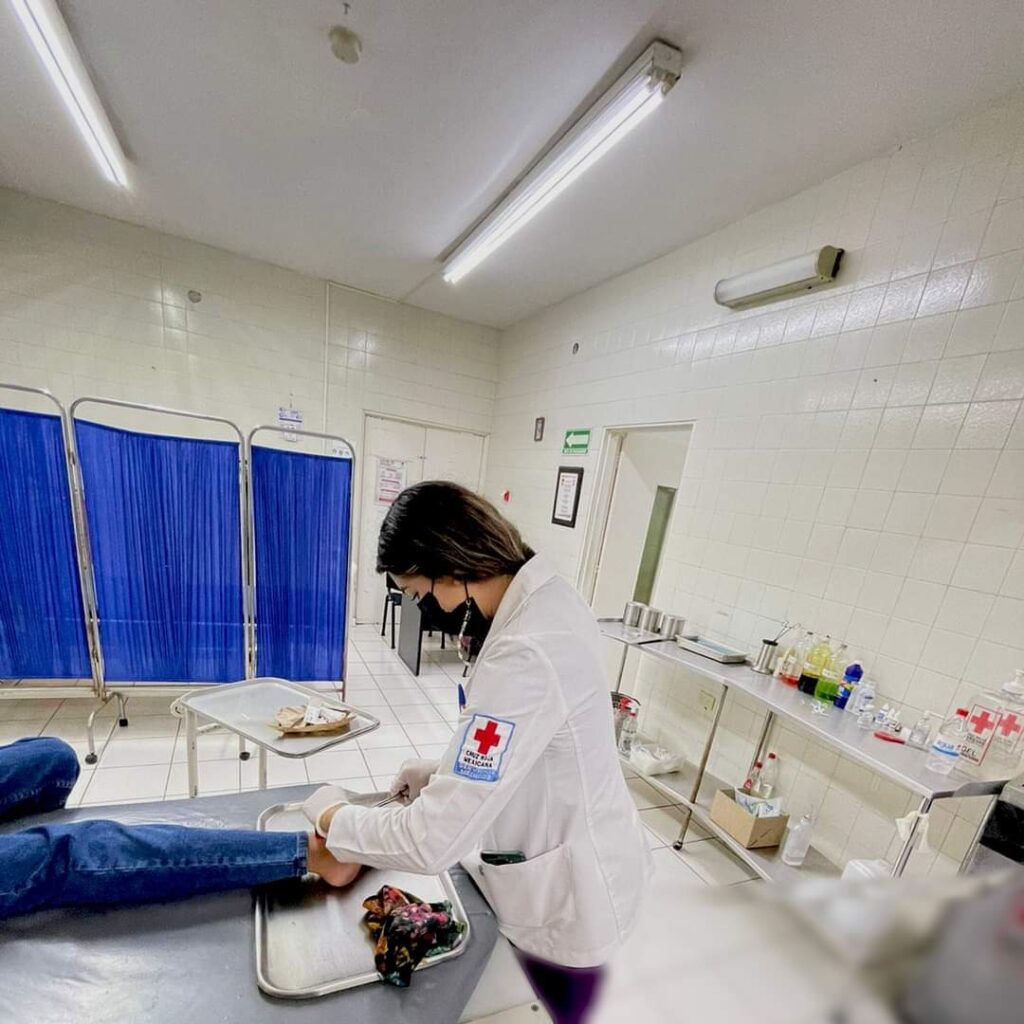 Alumna atendiendo a un paciente en las instalaciones de Cruz Roja Guasave