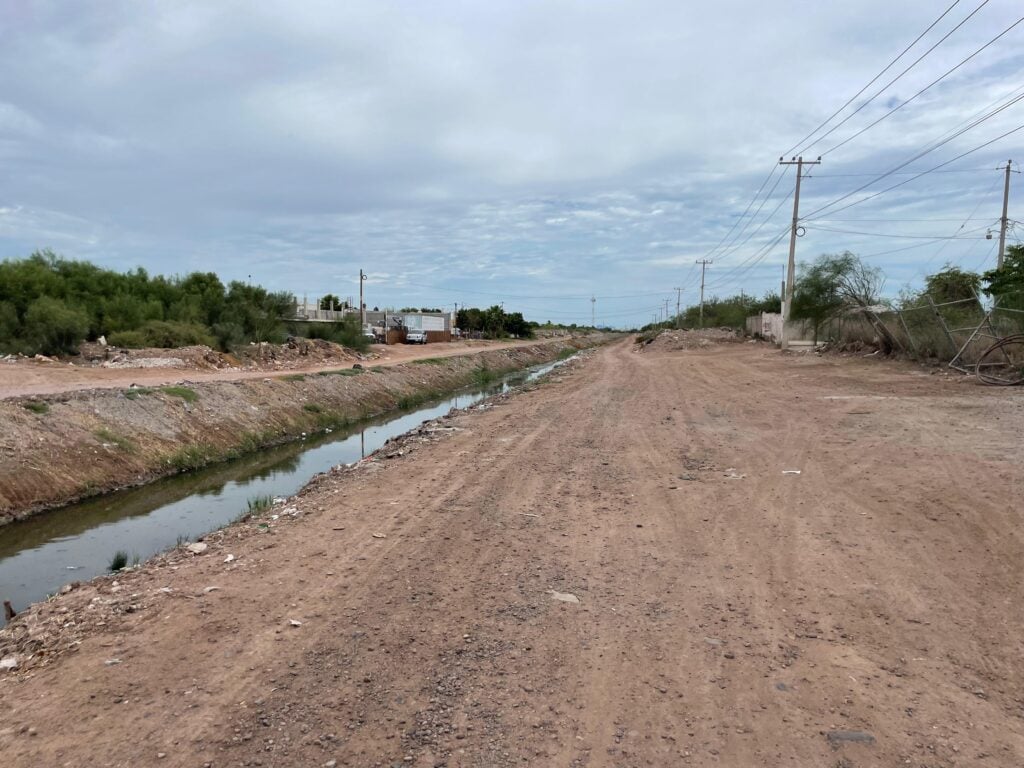 Cuerpo oriente del bulevar Dren Juárez el cual será pavimentado hasta conectarlo con la carretera internacional México 15.